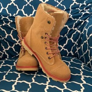 ROXY Mountain and Waves tan boots size 9